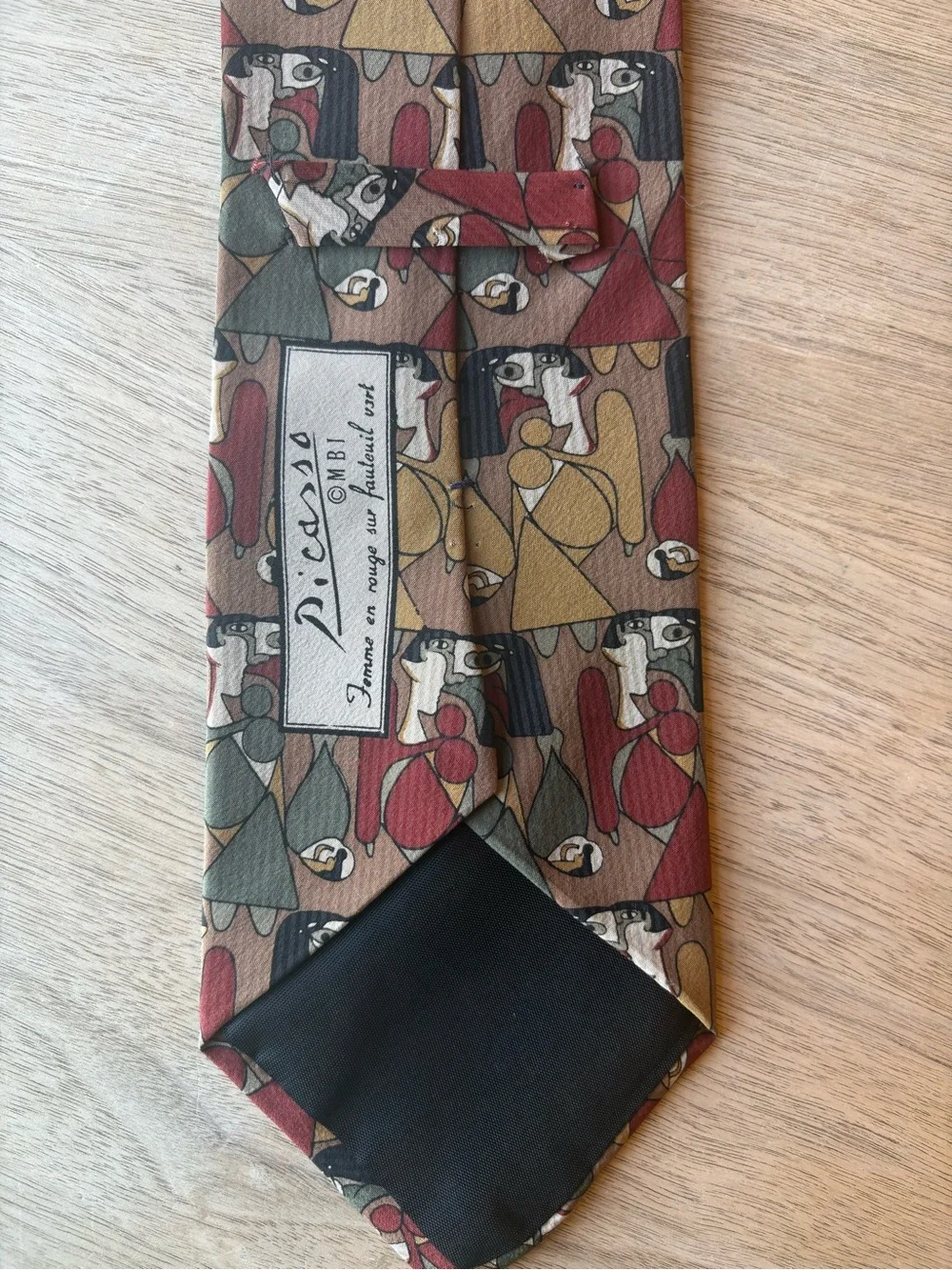 Picasso Face Pattern 100% Silk Made in USA Tie FEMME EN ROUGE SUR FAUTEUIL VERT
